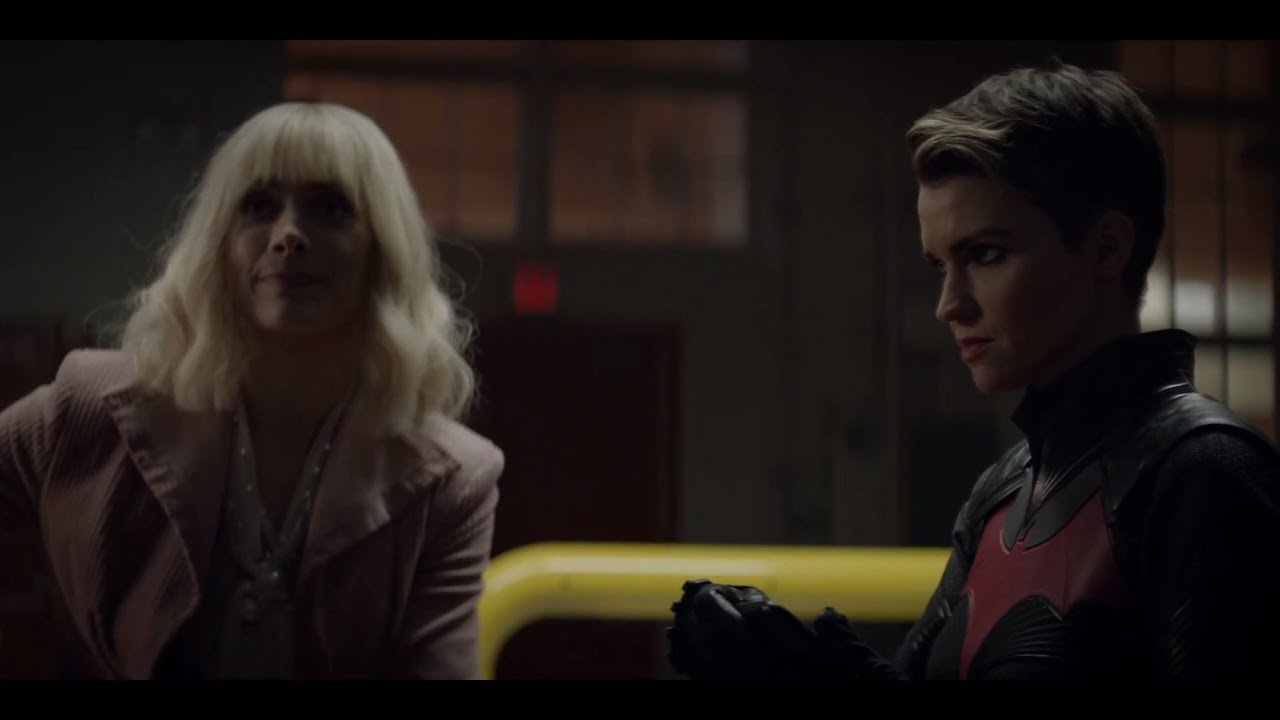 Batwomen 1x10 Secret Identity Revealed