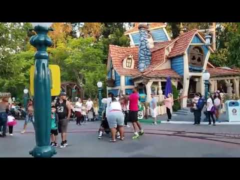 Crazy Brawl Breaks Out At Disneyland Toontown!