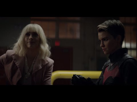 Batwomen 1x10 Secret Identity Revealed