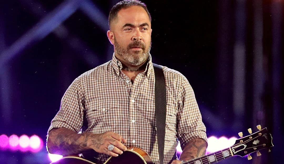 Aaron Lewis Yells At Concert, “WILL YOU PLEASE SHUT THE F*CK UP?!?”, Before Leaving The Stage
