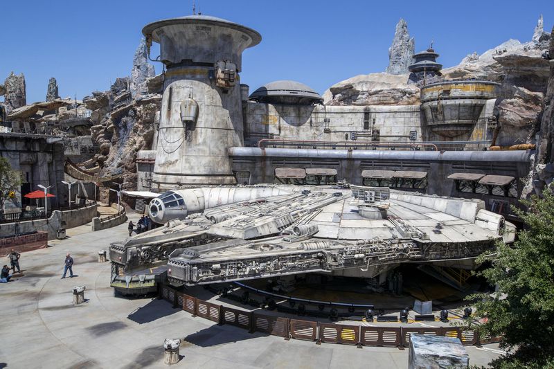 Star Wars Galaxy's Edge Opening Day received a spectacular crowd.
