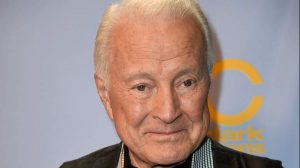 “Wonder Woman” Lynda Carter Pays Tribute To Lyle Waggoner