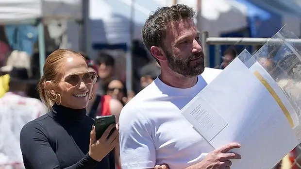 Jennifer Lopez with Ben Affleck in the flea market 