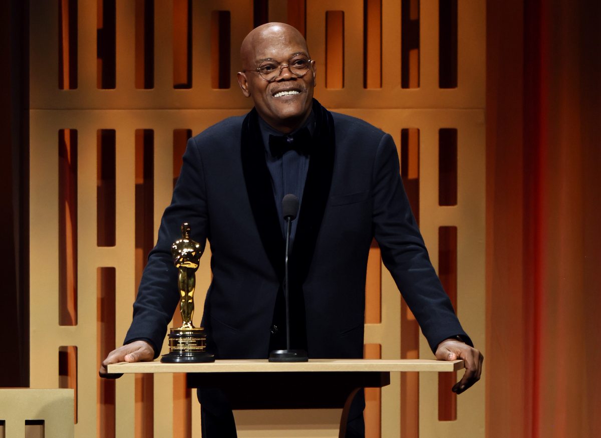 Samuel L Jackson, receives his First academy Award from Denzel Washington