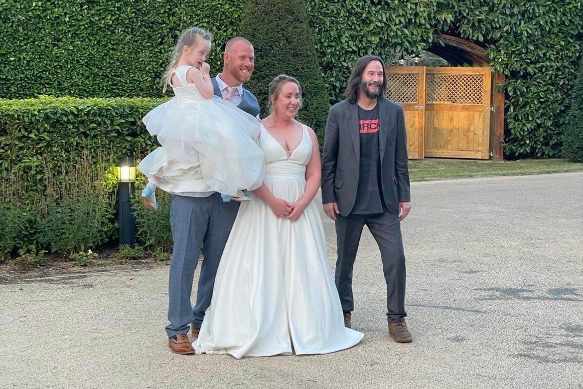 Keanu Reeves Gets Wedding Invite To Uk Bar Shocks Married Couple With Surprise Visit Proving 3177