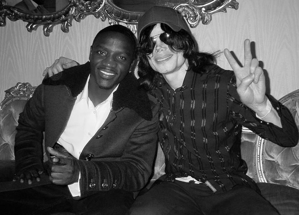 Michael Jackson and Akon pose for a click.