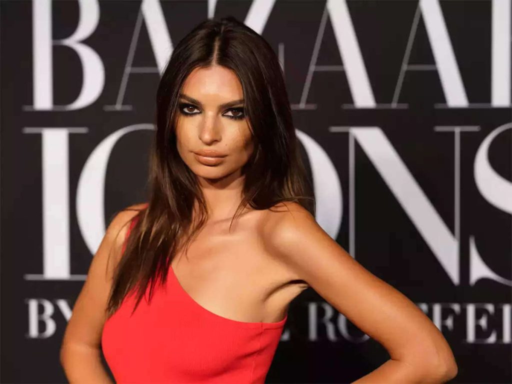 Emily Ratajkowski calls out Blonde 