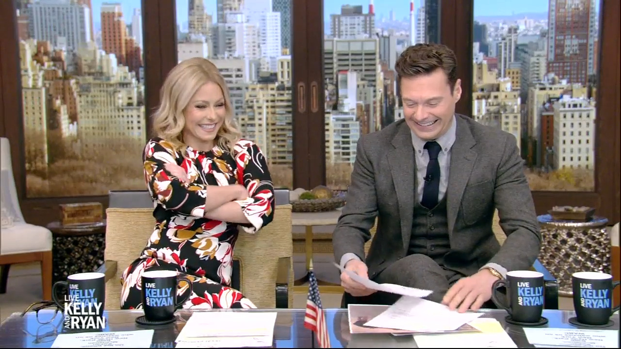 Kelly Ripas Wardrobe Malfunction Makes Live Co Host Ryan Seacrest Super Uncomfortable As She 9315