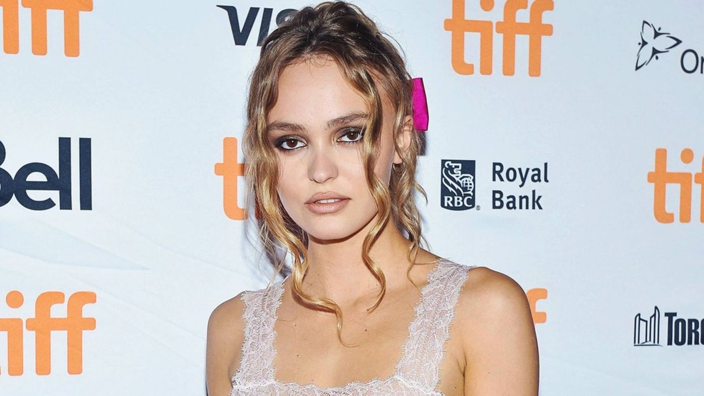 Does Lily-Rose Depp Really Sing in 'The Idol'? Real Voice – StyleCaster