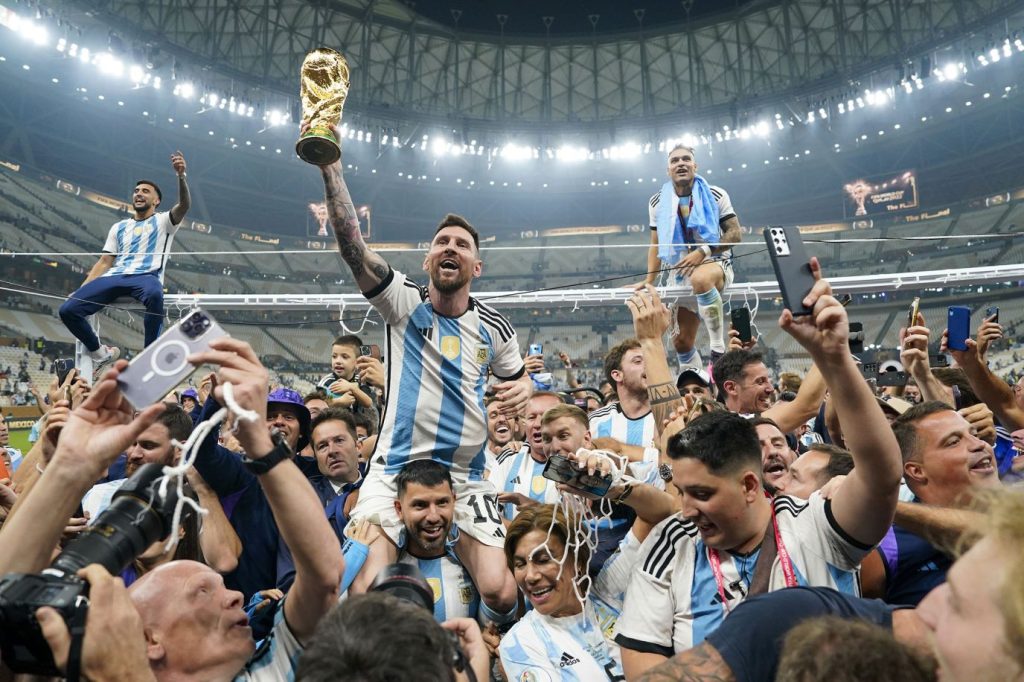 The Argentine players rejoicing their victory.