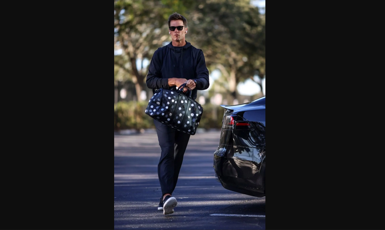 MANIFESTO - STILL SHOWING UP ON THE DOT: Tom Brady with Louis Vuitton x  Yayoi Kusama's Keepall Bag