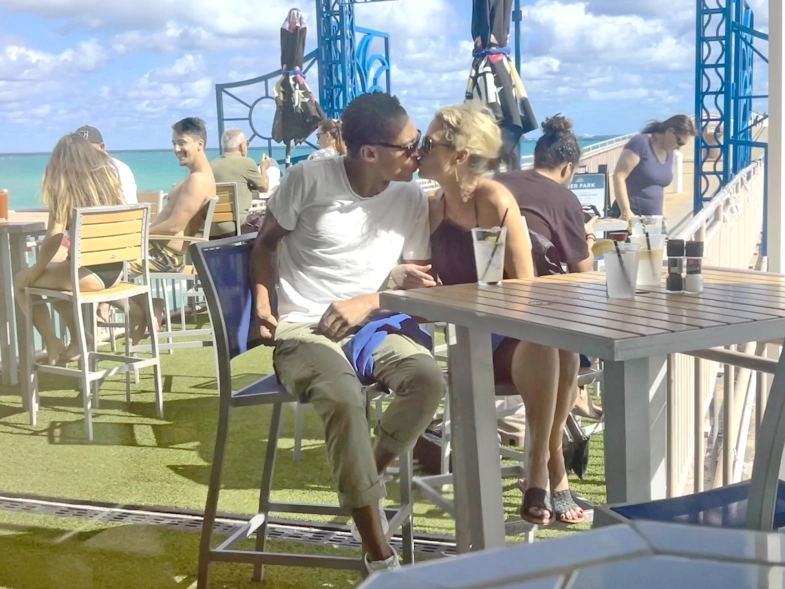 Amy Robach and T.J. Holmes were spotted kissing in Miami