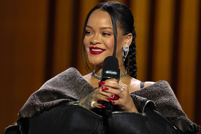 Rihanna Buries the Hatchet With Ex-Boyfriend Drake, Invites Him on ...