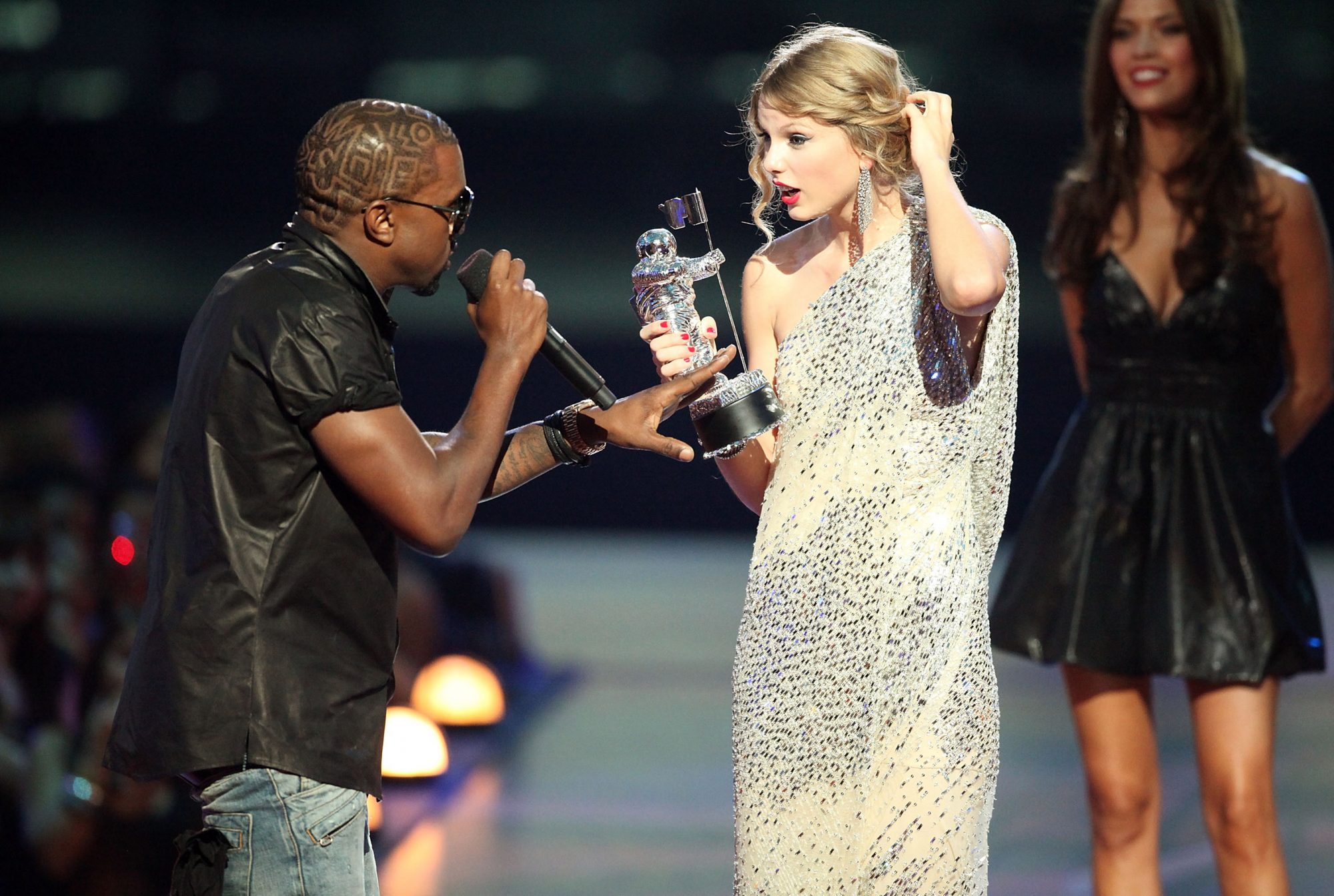 Kanye West and Taylor Swift at the 2009 VMAs