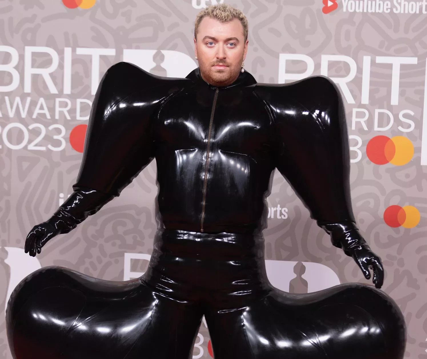 Sam Smith's outfit 