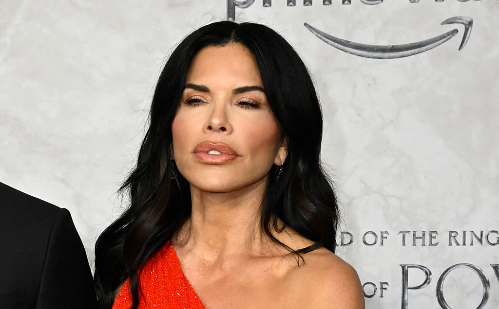 Jeff Bezos Girlfriend Lauren Sanchez Allegedly Made Her Movie Crew Members Work In Scorching