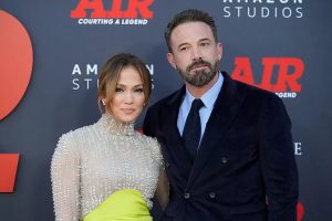 Jennifer Lopez Engages in PDA With Ben Affleck as Batman Star’s ‘Air ...