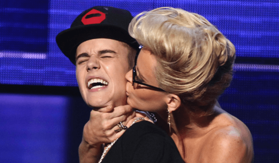 Jenny McCarthy kissing Justin Beiber 