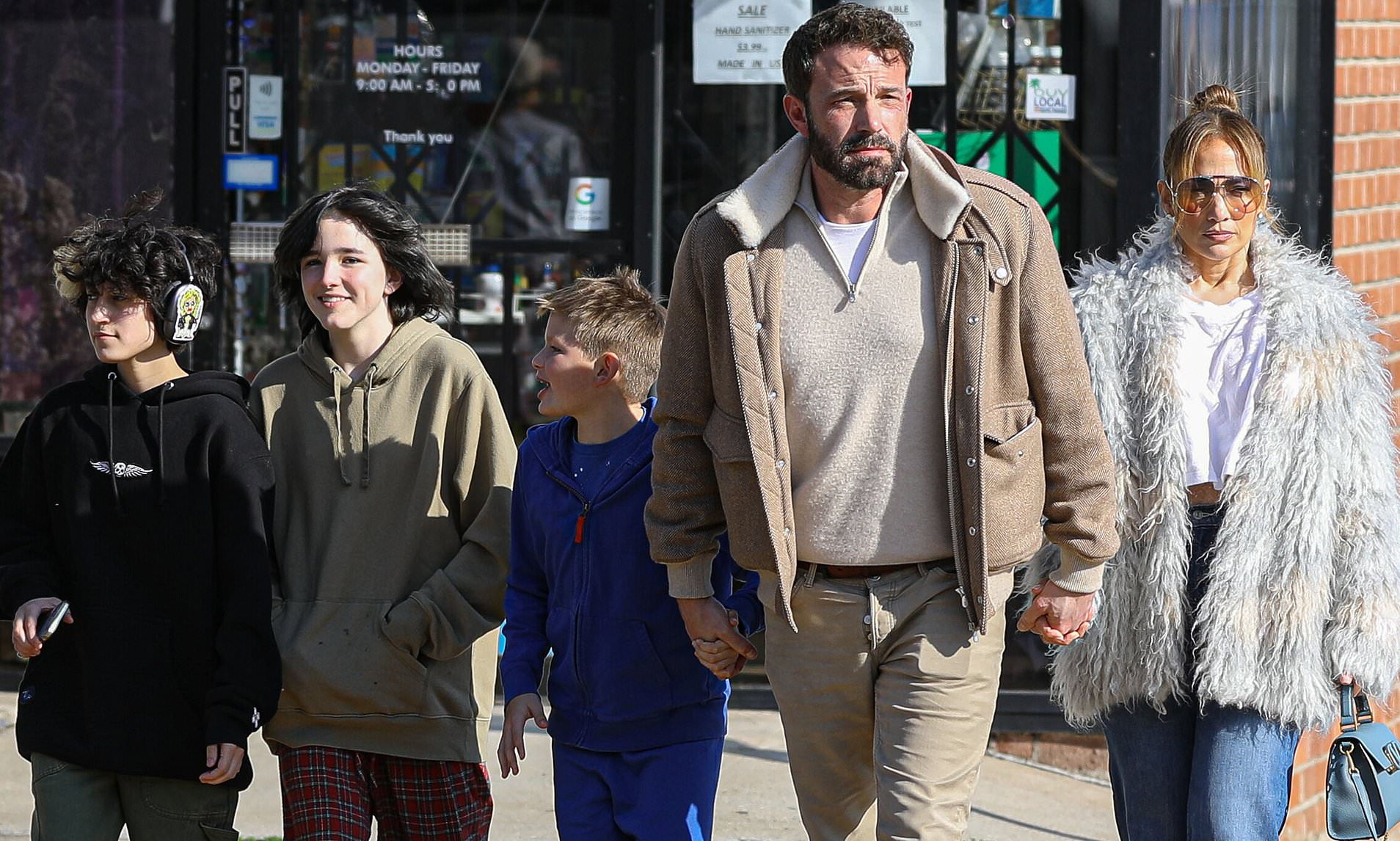 Jennifer Lopez and Ben Affleck are trying to blend in their families 