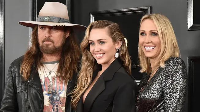 Miley Cyrus with Tish Cyrus and Billy Ray Cyrus 